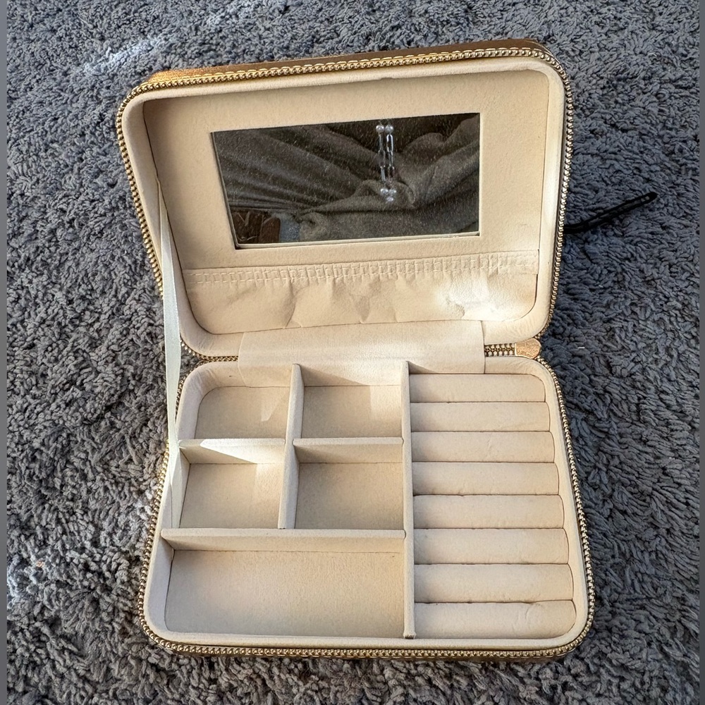 NWOT medium/large gold with cream interior travel jewelry case